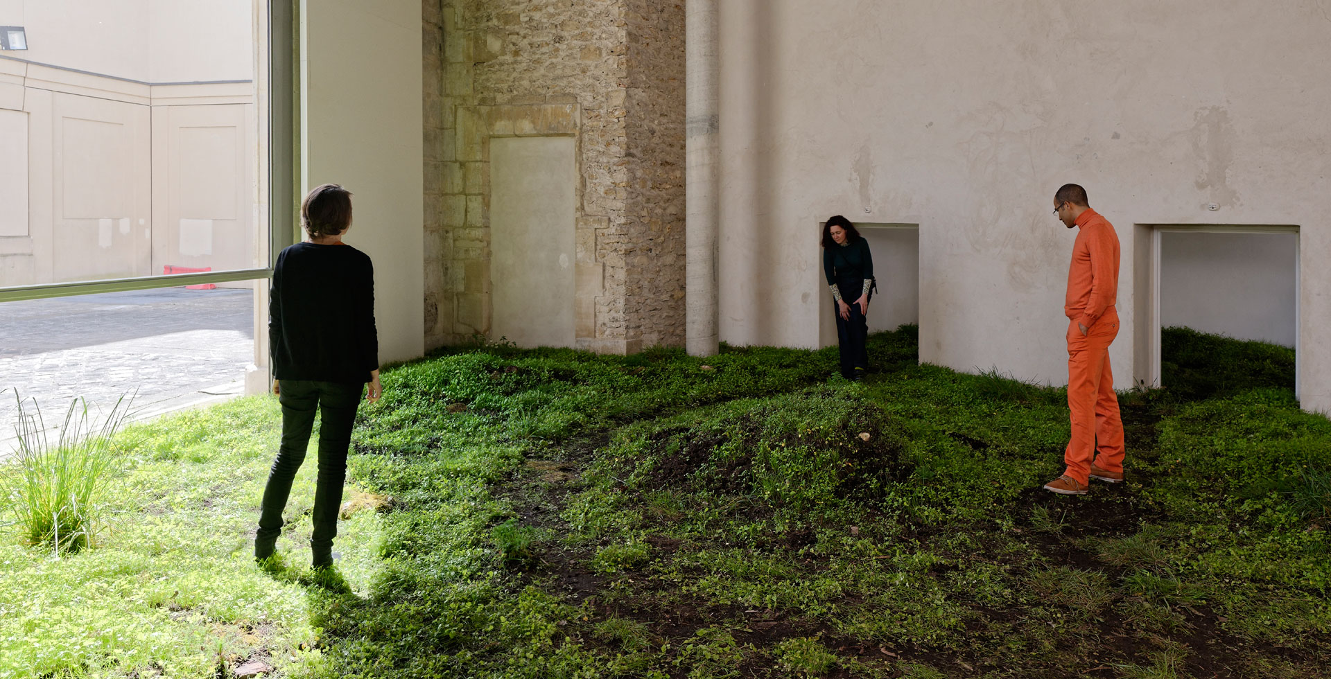 Land art, installation art: “lacune féconde” installation at “La Maréchalerie” contemporary art center, ENSA-V, Versailles, France. A flirt with archaeology and genomics.