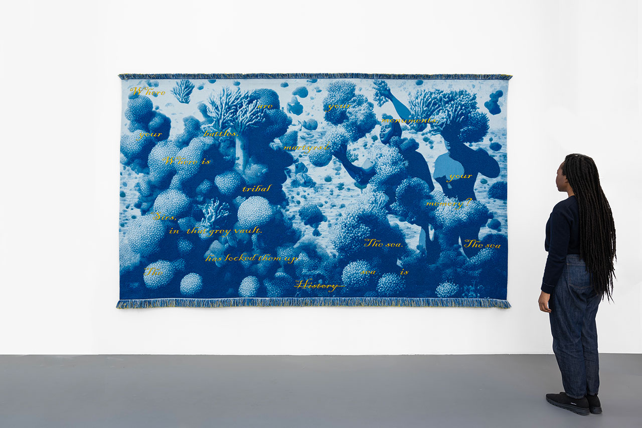 Marc Johnson, Sea Change/Mother of Pearls, 210 x 350 cm, cotton, merino wool, polyester woven together, 2023, Courtesy of Studio Marc Johnson, Galerie Mitterrand, photo by Axel Fried.